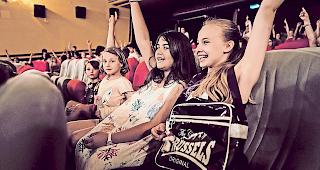 Lehrreiches Vergn&uuml;gen. Kinder bei einer Kinovorstellung der &laquo;Zauberlaterne&raquo;: Spass haben und dabei etwas lernen.