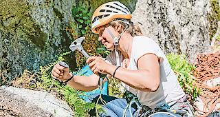 Handarbeit. Die Nachwuchsbergsteigerin macht sich an Granit zu schaffen.