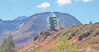 Eingeh&uuml;llt. Die Oberfl&auml;che des Simpil&auml;r Adlers wird derzeit saniert.