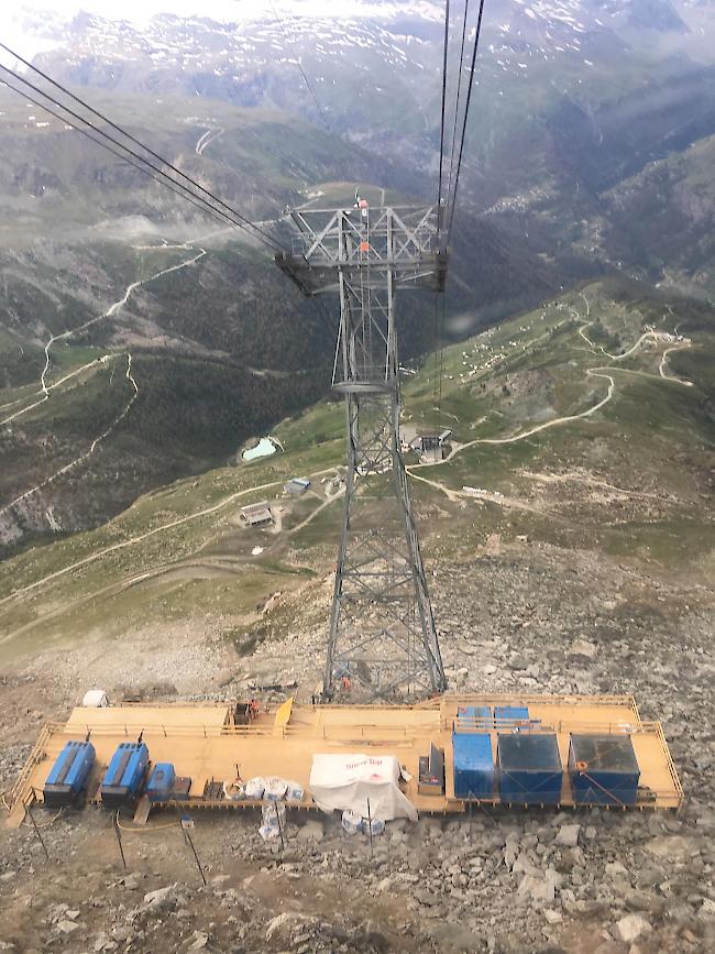 Mast 1. Mit aufwändigen Bauarbeiten konnten die Deformationen an einer Stütze der Zermatter Rothorn-Bahn rückgängig gemacht werden.