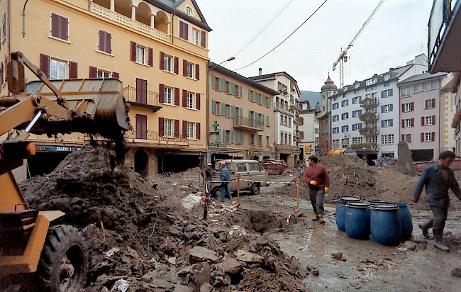Vor 25 Jahren verwüstete die tosende Flut der Saltina das Stadtzentrum von Brig. Zwei Frauen kamen in einem Geschäft, gefangen von den Fluten, Schlamm und Steinen, ums Leben.
