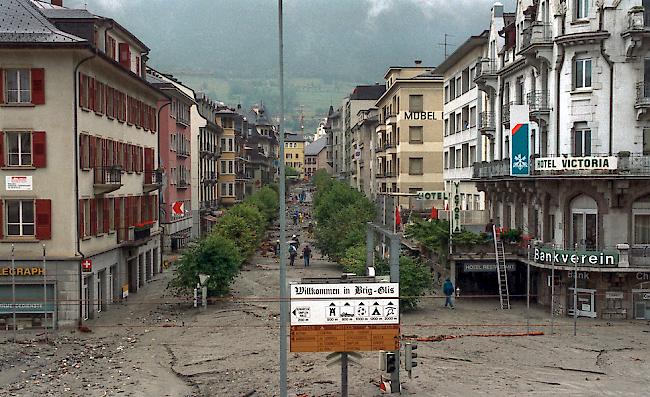 Vor 25 Jahren verwüstete die tosende Flut der Saltina das Stadtzentrum von Brig. Zwei Frauen kamen in einem Geschäft, gefangen von den Fluten, Schlamm und Steinen, ums Leben.
