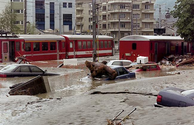 Vor 25 Jahren verwüstete die tosende Flut der Saltina das Stadtzentrum von Brig. Zwei Frauen kamen in einem Geschäft, gefangen von den Fluten, Schlamm und Steinen, ums Leben.
