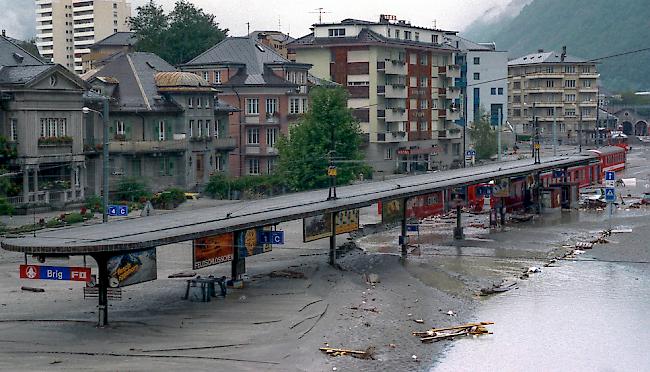 Vor 25 Jahren verwüstete die tosende Flut der Saltina das Stadtzentrum von Brig. Zwei Frauen kamen in einem Geschäft, gefangen von den Fluten, Schlamm und Steinen, ums Leben.
