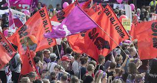 Kundgebung f&uuml;r Lohngleichheit und gegen Diskriminierung "#Enough 18" am Samstag in Bern. 