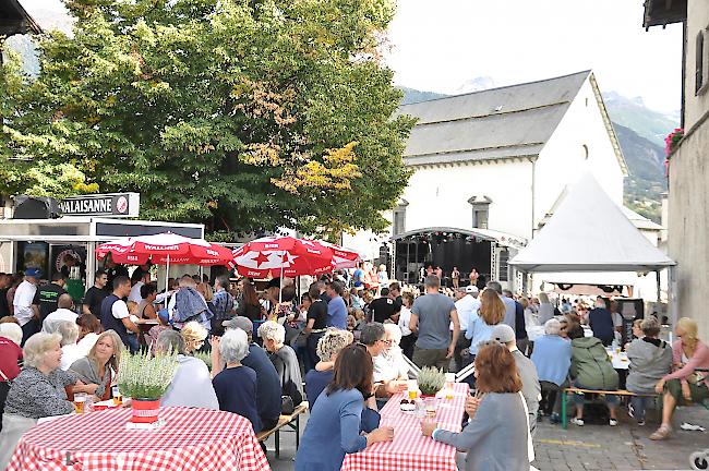 Hunger und Durst können an zahlreichen Bars und Kantinen gestillt werden.