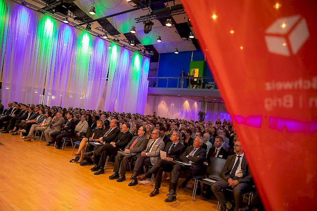 540 Gäste aus der ganzen Schweiz fanden sich anlässlich der Diplomfeier in der Briger Simplonhalle ein. 