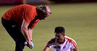 Am Boden. Henry Acosta und der FC Naters Oberwallis mussten eine weitere Niederlage einstecken.