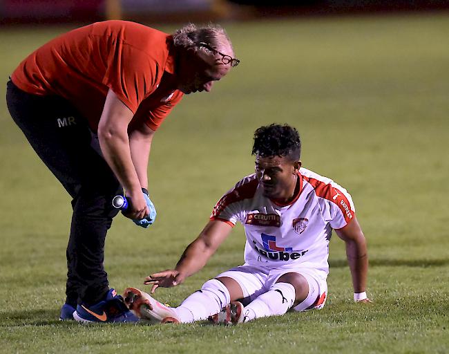 Am Boden. Henry Acosta und der FC Naters Oberwallis mussten eine weitere Niederlage einstecken.