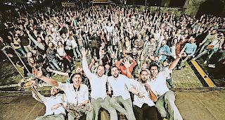 Auftakt in eine lange Nacht. Die Jungs von &laquo;Klisch&eacute;e&raquo; kamen bei den Zuh&ouml;rern offensichtlich gut an.