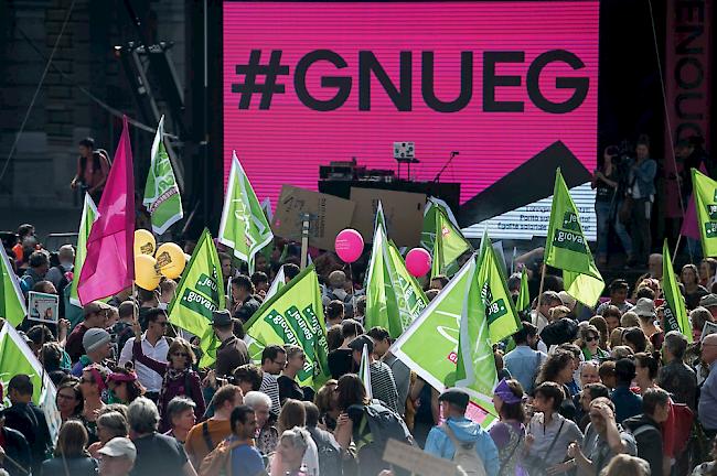 Mehrere hundert Personen demonstrierten bei der Nationalen Kundgebung für Lohngleichheit und gegen Diskriminierung "#Enough 18" am Samstag in Bern.