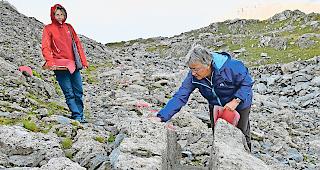 Markieren. Inge Brigger-Tauchmann (links) und Marianne Steiner markieren die Steine f&uuml;r Aufnahmen mit einer Drohne.