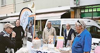 Begegnungen. Valentin Pfammatter (Zweiter von links), Pr&auml;sident von &shy;Procap Oberwallis, und Gesch&auml;ftsf&uuml;hrer Christoph M&uuml;ller (Zweiter von rechts) am Procap-Stand in Visp: Zufrieden mit den Begegnungen. Foto wb