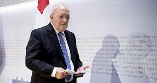 Der Ende Jahr abtretende Bundesrat Johann Schneider-Ammann hat in einem Zeitungsinterview einen m&ouml;glichen Verzicht auf sein Ruhegehalt von knapp einer Viertelmillion Franken pro Jahr angedeutet. 
