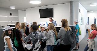 Das Medien-Team der Primarschule Brig zu Besuch in den Redaktionsr&auml;umen des &laquo;Walliser Boten&raquo;...