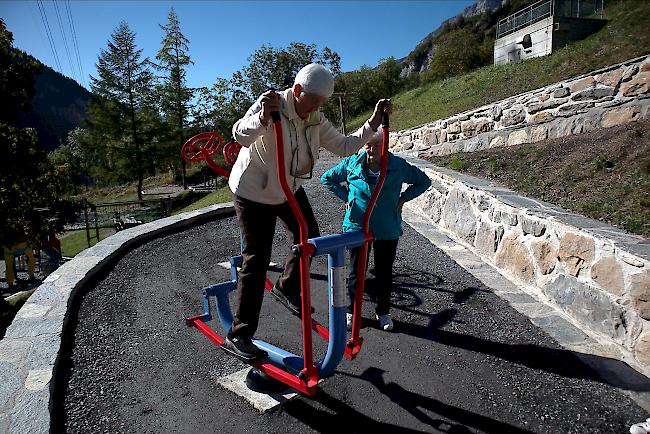 Gesundheitsförderung. Mitglieder der Seniorenturngruppe Leukerbad testen die neuen Outdoor-Fitnessgeräte.