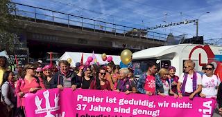 Ein Zeichen setzen. Gegen 20'000 Menschen haben am Samstag in Bern f&uuml;r Lohngleichheit und gegen Diskriminierung demonstriert, darunter waren auch 200 Teilnehmer aus dem Wallis.