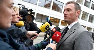 Staatsanwalt Kristian Kirk beantwortet die Fragen der Journalisten.