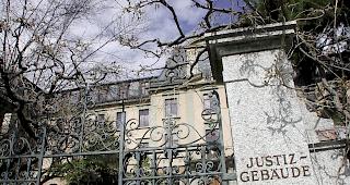 Das Bezirksgericht Siders hatte die Frau im September 2017 wegen Kindest&ouml;tung mit zwei Jahren Gef&auml;ngnis auf Bew&auml;hrung bestraft. Die Verteidigung pl&auml;diert f&uuml;r ein Festhalten am Strafmass. Der Staatsanwalt fordert eine Freiheitsstrafe von zehn Jahren wegen Mordes.