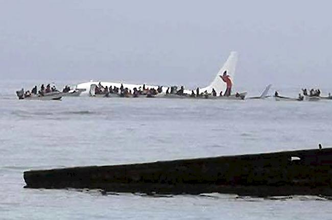 Glück im Unglück: Bei einer verpatzten Landung eines Flugzeugs bei einer Insel im Pazifik kamen keine Personen zu schaden.