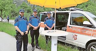 B&uuml;rgern&auml;he. Die Visper Polizei ist mit einem mobilen Polizeiposten im Einsatz in der Sonnenstrasse (Visp West).