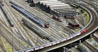 Leichtsinnig. Am fr&uuml;hen Sonntagmorgen stiegen vier Jugendliche auf das Dach des Z&uuml;rcher Hauptbahnhofs. Eine 17-J&auml;hrige st&uuml;rzte dabei 12 Meter in die Tiefe und verstarb noch auf der Unfallstelle. (Symbolbild)