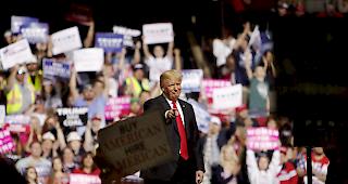 Unbeirrt.&nbsp;Trotz Missbrauchsvorw&uuml;rfen steht US-Pr&auml;sident Donald Trump weiterhin fest hinter&nbsp;Brett Kavanaugh, der f&uuml;r das Richter-Amt im Supreme Court kandidiert.