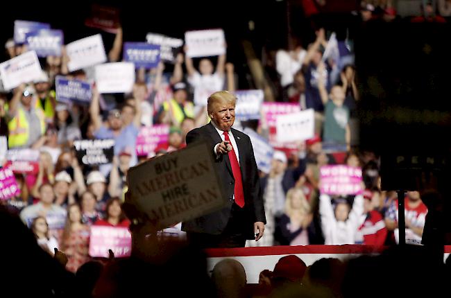 Unbeirrt. Trotz Missbrauchsvorwürfen steht US-Präsident Donald Trump weiterhin fest hinter Brett Kavanaugh, der für das Richter-Amt im Supreme Court kandidiert.