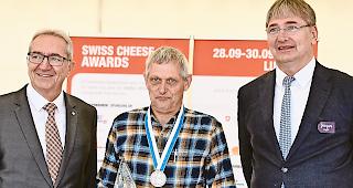 Grosser Moment. Der Luzerner Regierungsrat Robert K&uuml;ng (links) und Jacques Gygax, Direktor Fromate, &uuml;bergaben Felix Arnold den Pokal.