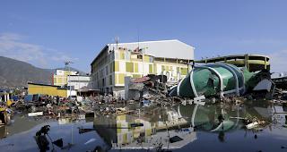 Bei einer Serie von Erdbeben und der folgenden Flutwelle kamen auf der Insel Sulawesi nach bisherigen Angaben mehr als 800 Menschen ums Leben.