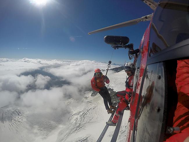 Die Rettungscrew der Air Zermatt rückte am Wochenende unter anderem zu einer Vermisstensuche aus.