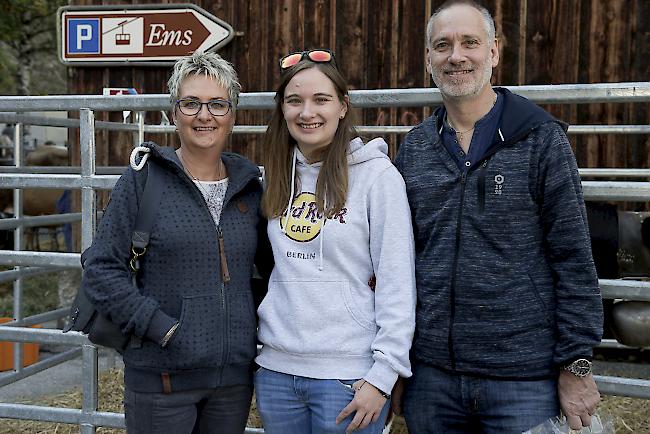 Marie-Therese (55), Claudia (24) und Tony (58) Summermatter aus Zeneggen.