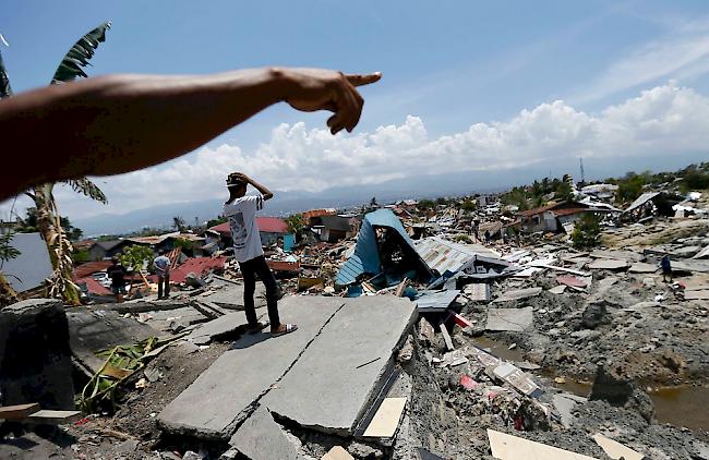 Die Zahl der Todesopfer bei den Erdbeben und dem folgenden Tsunami in Indonesien hat sich nochmals deutlich erhöht. 