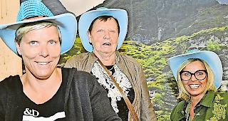 Zu Gast. Unterwalliserinnen posieren am Stand der Oberwalliser.