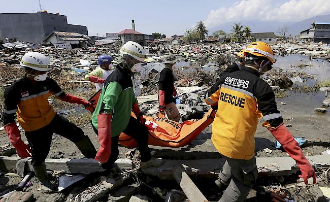 Tragisch. Langsam wird das Ausmaß der Tsunami-Katastrophe in Indonesien deutlich: Mehr als 1400 Menschen sind tot. Aber es wird wohl noch noch schlimmer.