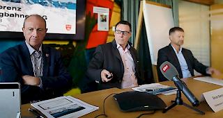 Konnten am Mittwoch vor den Medien in Bern den neuen Investor der Saastal Bergbahnen pr&auml;sentieren: Roger Kalbermatten, Simon Buman und Investor Markus Schr&ouml;cksnadel (von links).
