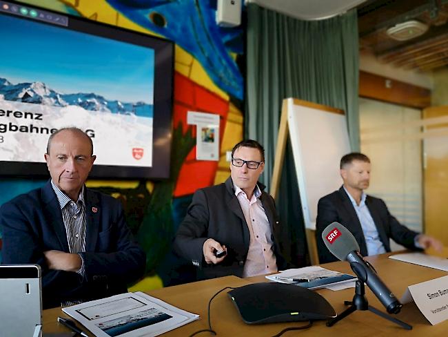 Konnten am Mittwoch vor den Medien in Bern den neuen Investor der Saastal Bergbahnen präsentieren: Roger Kalbermatten, Simon Buman und Investor Markus Schröcksnadel (von links).