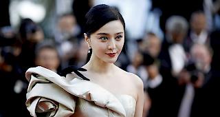 Hammerstrafe. Wegen Steuerhinterziehung muss Fan Bingbing, Chinas bestbezahlteste Schauspielerin, &uuml;ber 100 Millionen Euro zahlen.