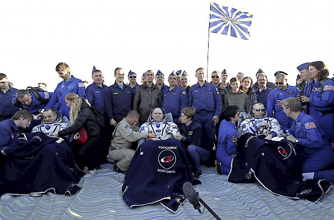 Zurück. Sechs Monate verbrachten die drei ISS-Astronauten im Weltall. Am Donnerstag sind sie in Kasachstan sicher gelandet.