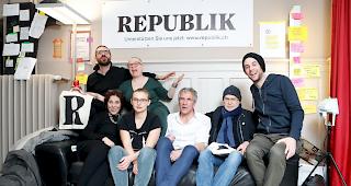 Die sechs Gr&uuml;ndungsmitglieder des Online-Magazins "Republik" Christof Moser, Constantin Seibt, Clara Willemin, Nadja Schnetzler, Susanne Sugimoto und Laurent Brust (von rechts) zusammen mit Journalist G&uuml;nter Wallraff (zweiter von rechts) bei einer Feier anl&auml;sslich der Lancierung der Website des Magazins im Januar 2018.