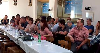 Die Genossenschafter der Augstbordk&auml;serei an ihrer Versammlung