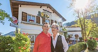 Letzter Gang. Walter und Gabi Sch&auml;r, P&auml;chter des Restaurants Bellevue, gehen in Pension. Ob jemand die Beiz weiterf&uuml;hrt, steht in den Sternen.