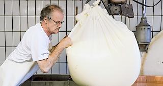 Versteht sein Handwerk. Der T&ouml;rbjer Charlie Seematter, seit rund 15 Jahren Senn auf der Moosalp. Fotos WB/Andrea Soltermann