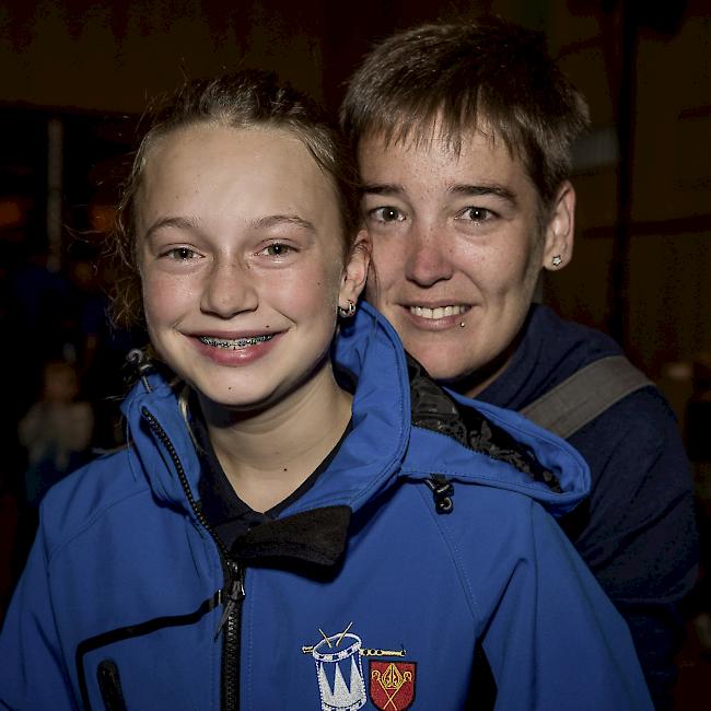 Jlona Eggel (12) und Marita Wyer (32) aus Naters.