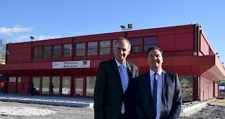 Staatsrat Christophe Darbellay mit Philippe Varone, Stadtpr&auml;sident von Sitten, auf dem Flughafen von Sitten. 