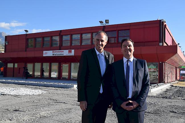 Staatsrat Christophe Darbellay mit Philippe Varone, Stadtpräsident von Sitten, auf dem Flughafen von Sitten.