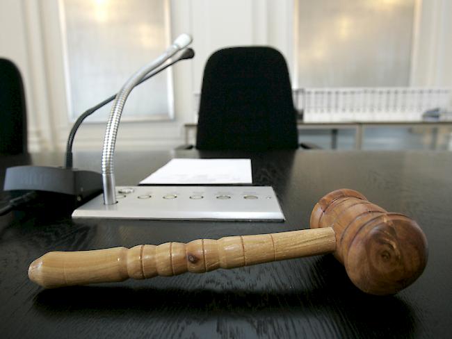 Ein Holocaust-Leugner ist vom Gericht in Siders am Montag zu einer Geldstrafe von 140 Tagessätzen bedingt verurteilt worden (Symbolbild). 