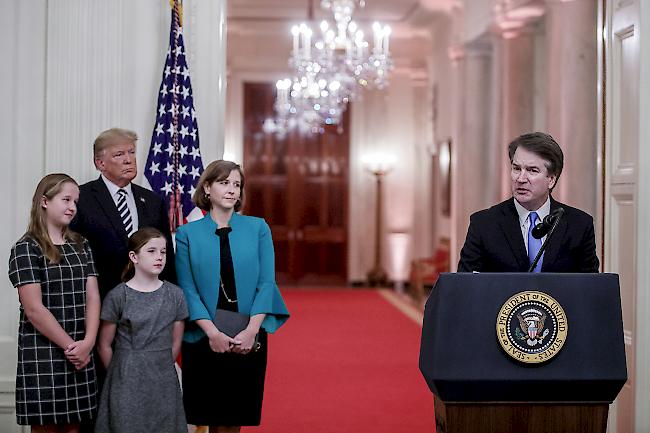 Umstritten. Brett Kavanaugh ist in der Nacht auf Dienstag offiziell und öffentlich als Richter am Supreme Court vereidigt worden.