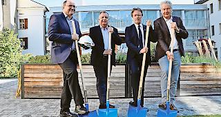 Beim Spatenstich. Von links: Direktor Christian Venetz, Architekt Adalbert Grand, Stiftungsratspr&auml;sident Thomas Gsponer und Gemeindepr&auml;sident Martin L&ouml;tscher nahmen gestern beim offiziellen Akt f&uuml;r einmal die Schaufel selbst in die Hand.