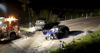 Eine Person lebensbedrohlich, eine zweite erheblich verletzt: In Neuheim ZG sind am Donnerstagabend zwei Autos heftig frontal zusammengestossen.